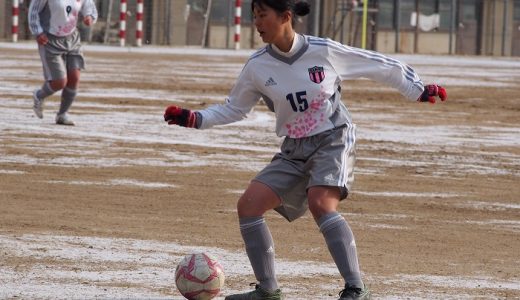 女子サッカー新人大会始まる。