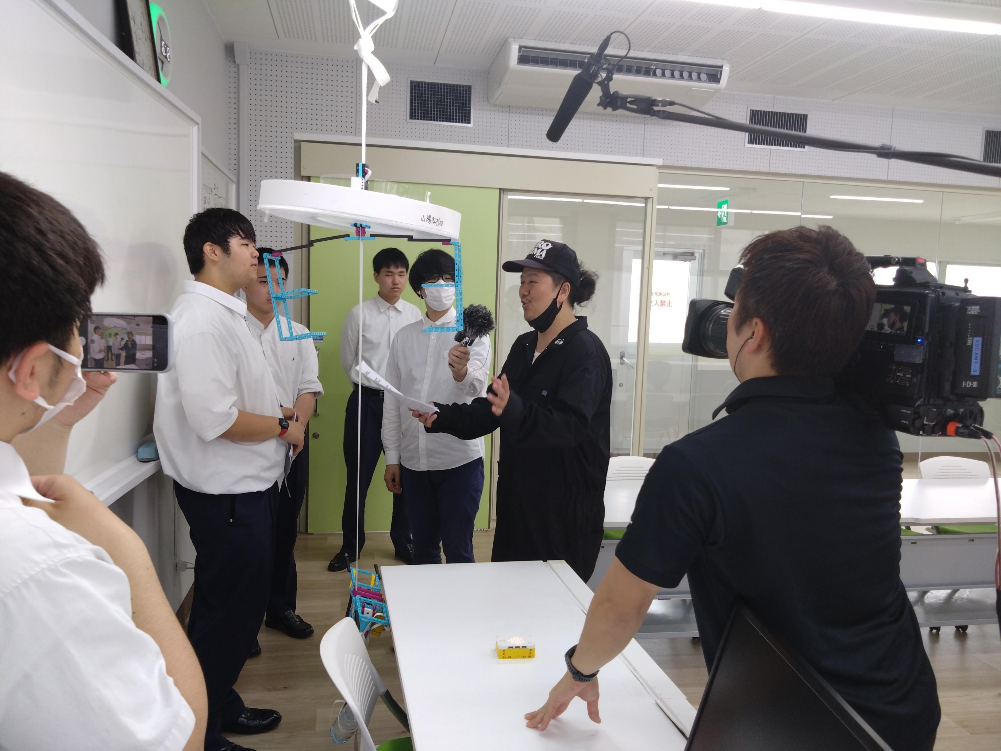 広島FM「大窪シゲキの9ジラジ」に先端工学コースの生徒が出演します