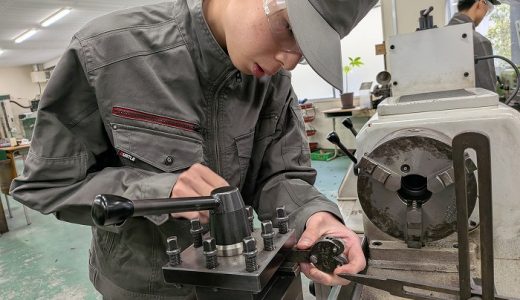 工学科二年生　実習（旋盤作業）