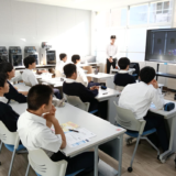 広島FM「9ジラジ」×アクサ生命のコラボ企画！お金と未来を考える「出前授業」を開催しました（工学科先端工学コース）